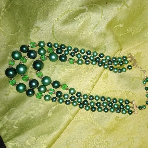 Vintage 3-Strand Green Beaded Necklace - Picture 9 of 9